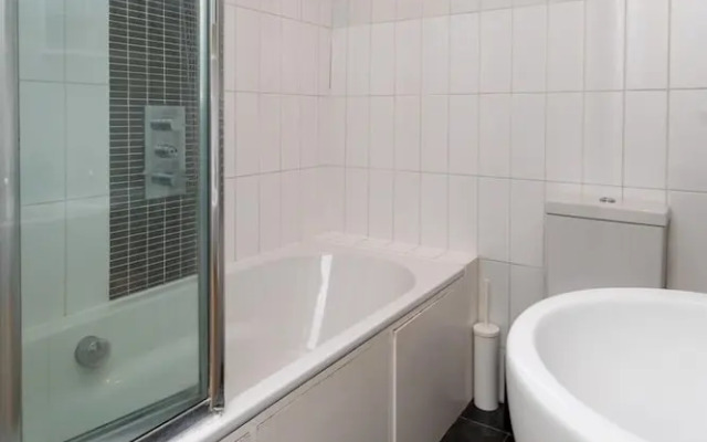 Spacious 1BD Flat w/ Garden - Hammersmith!