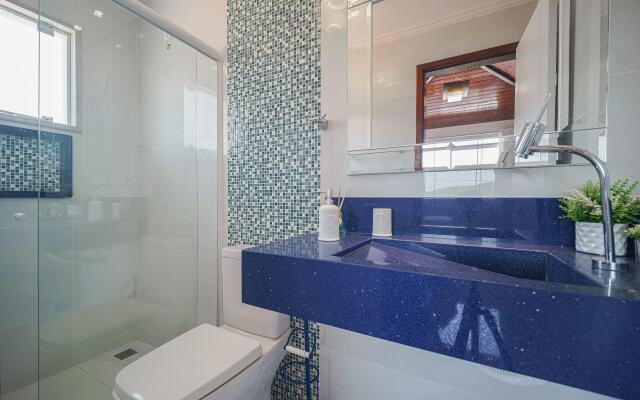 Casa Moderna com Quatro Suítes no Canal da Marina