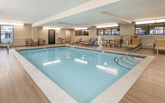 Country Inn & Suites by Radisson, Grandville-Grand Rapids West, MI