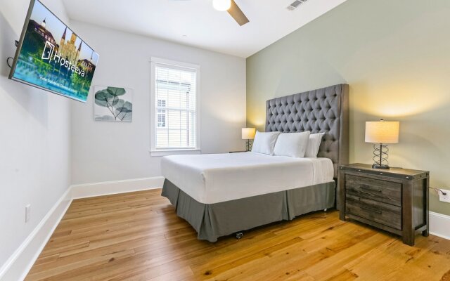 Chic 4 BR Condo - Large Pool - Perfect Location