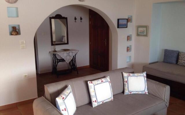Pleoussa Studio and Apartments