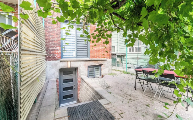 Cozy Houses in Downtown Toronto by GLOBALSTAY