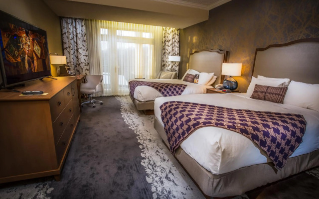 Lodge Of Four Seasons Golf Resort, Marina & Spa