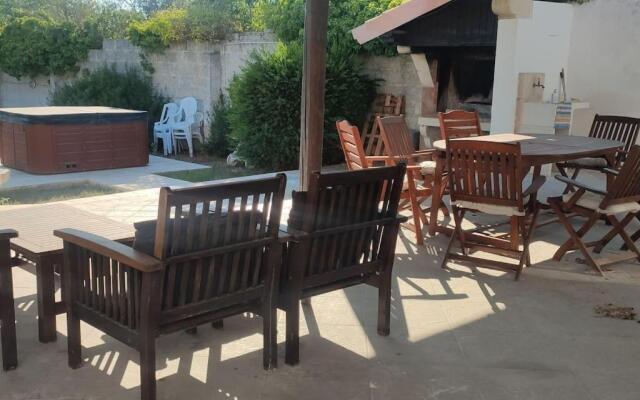 Seaside Villa with Hot Tub, 5mins walk from the sea