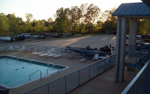 Days Inn by Wyndham Grove