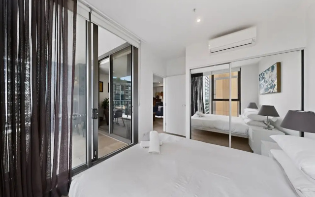 Skyline 2BR Apt Near Metro Ryde – Guest Rooms – Sydney