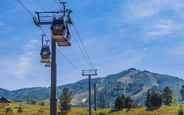 First Tracks 3301 2 Bedroom Condo by RedAwning