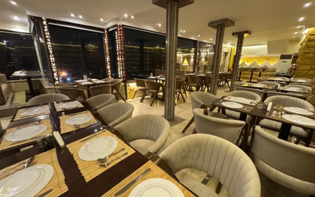 Sahara Pyramids Inn