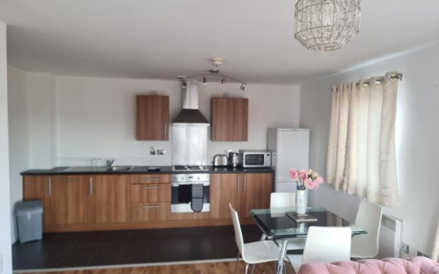 Impeccable 2 Bed Apartment In Salford