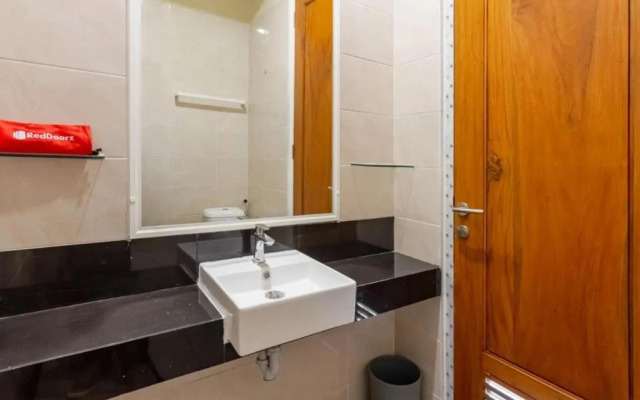 Toko Ayem Ayem by RedDoorz