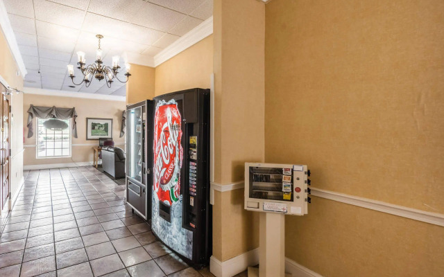 Econo Lodge Inn & Suites
