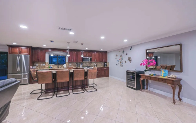 Tropical Naples Hideaway - 1 Mi to Beaches!