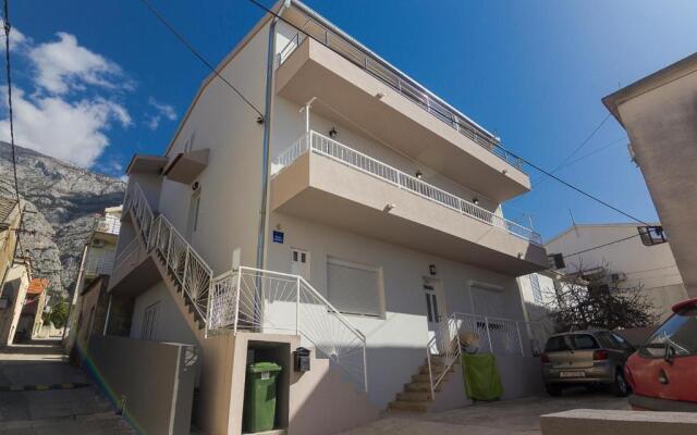 Apartment and room Marin Makarska