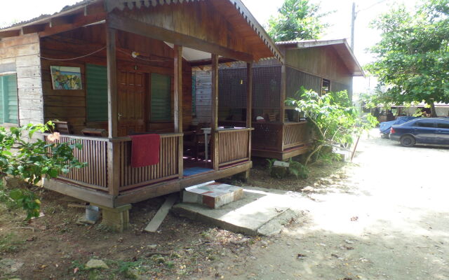 Beach Road Cottages at Jah Bs