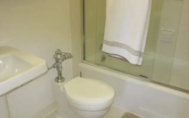 Studio with full amenities in building