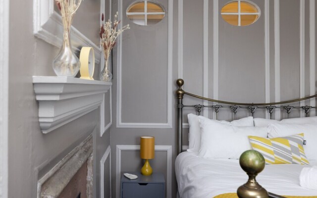 JOIVY Eclectic & Design Led 3Br Apt Near Edinburgh Castle