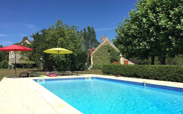 Luxurious Holiday Home in Montrichard with Pool
