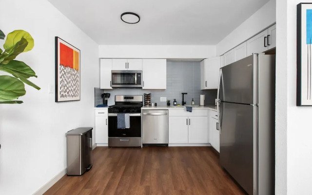 Cozy-Chic 2BR  Patio Ideal for Groups