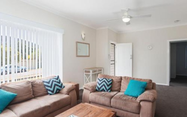 'Sandy Shoal' 46 Rigney Street Shoal Bay Beach Cottage with aircon – Guest Rooms – Shoal Bay