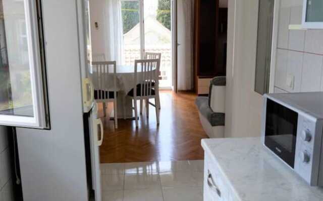 Stunning 2-bed Apartment in Okrug Gornji