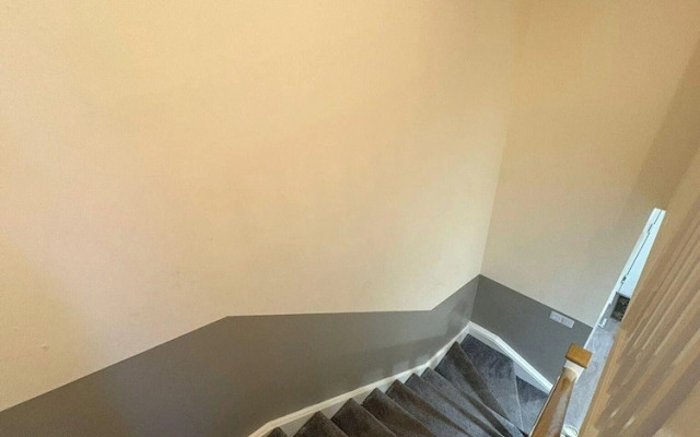 Spacious 3-bed House - Sleeps 8, Garden & Parking