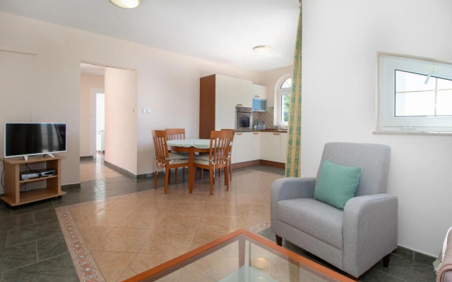 Nice Apartment in Dramalj With Wifi and 2 Bedrooms