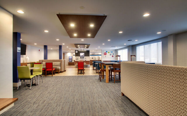 Holiday Inn Express & Suites Lincoln East - White Mountains by IHG