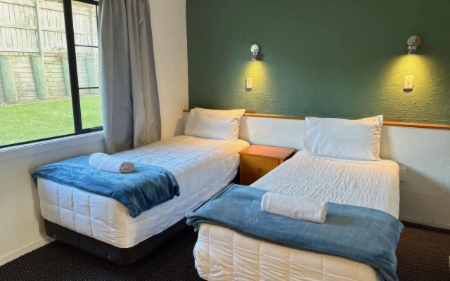 Oakwood Manor Motor Lodge