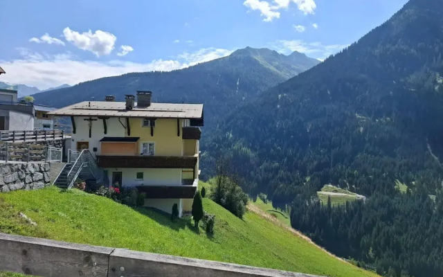 Large 4-room Apartment With Mountain View