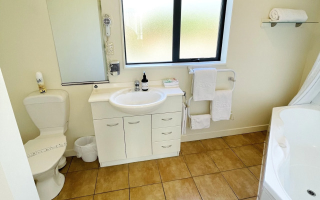 298 Westside Motor Lodge