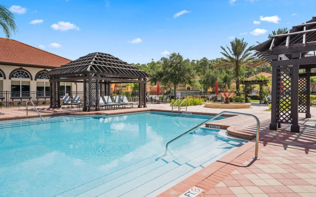 16-guest Lakefront Home w Pool-cinema-games