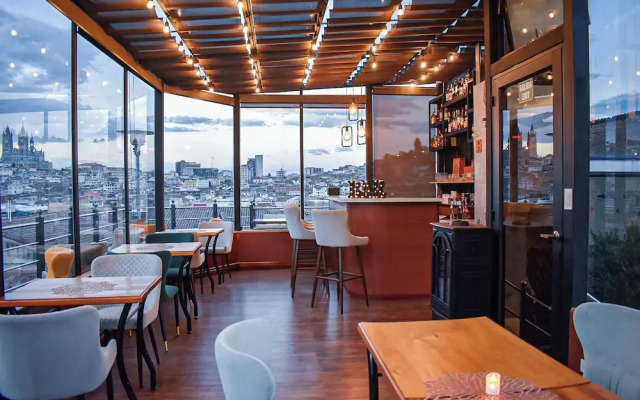 Hotel & Rooftop King Experience by David