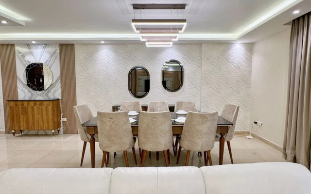 Calm & Classy 2BR - 5 min to Airport