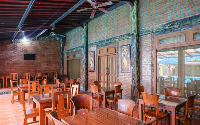 Hotel Savitri Country