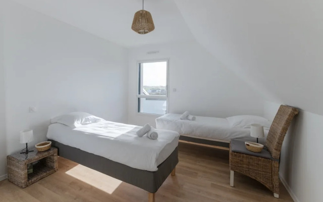 Pretty new House With Small sea View