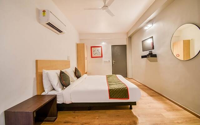 OYO Townhouse 263 Hotel Luxurs Shri Gopal Nagar