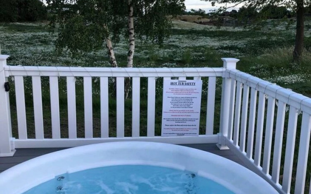 Lovely 3-bed Caravan With Hot Tub in Lincolnshire
