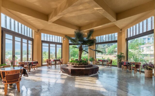House & White Lakeside Lodge