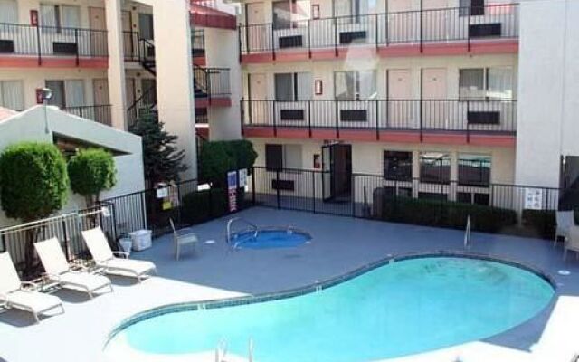 MorningGlory Inn & Suites