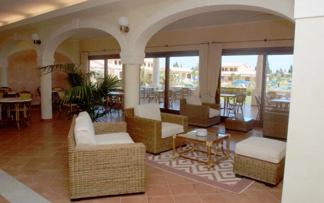 Lantana Resort Hotel & Apartments