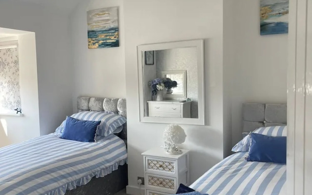 Staysolihull, Large Spacious Corner House,