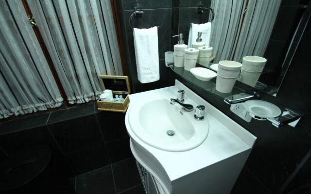 Hotel + Arte
