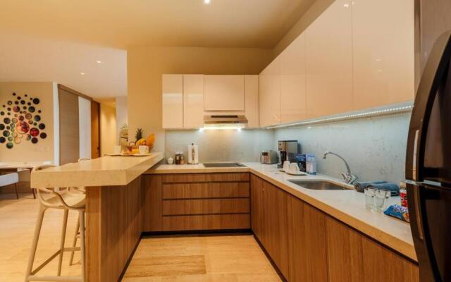 Centrally located gem - sunset views/rooftop pool 2BR/2Bath