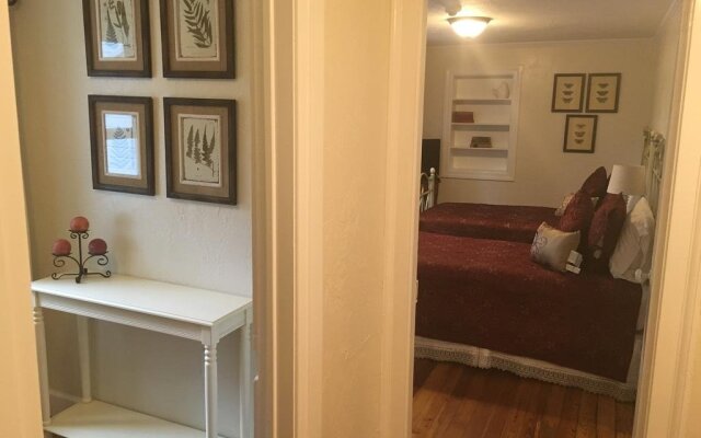 Edgewater Inn & Riverside Grill