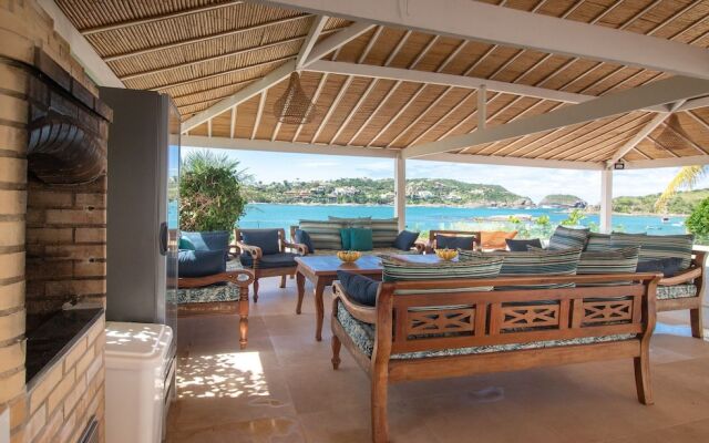 Mansão Pé na Areia Ferradura com 4Suítes