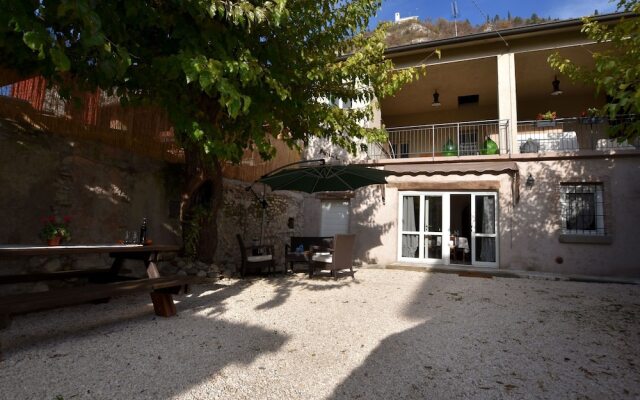 Ancient, Renovated Farmstead With Private, Equipped Garden. Only 3Km From The Lake