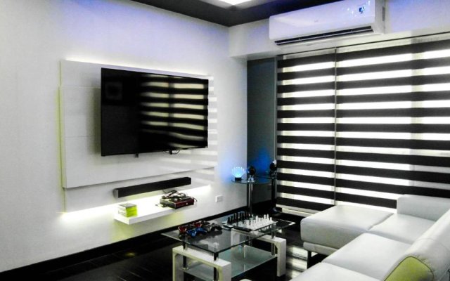 Modern Luxury Lower Penthouse Unit