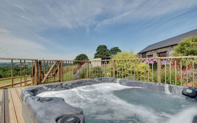 Lovely Apartment in Converted, Stone Barn Located in Tiverton