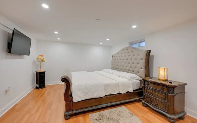 Lovely Elmont Apartment - Walk to Bus Stop!