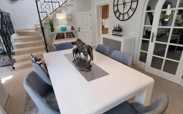 Beautiful 2-bed Villa in Quinta do Lago With Pool